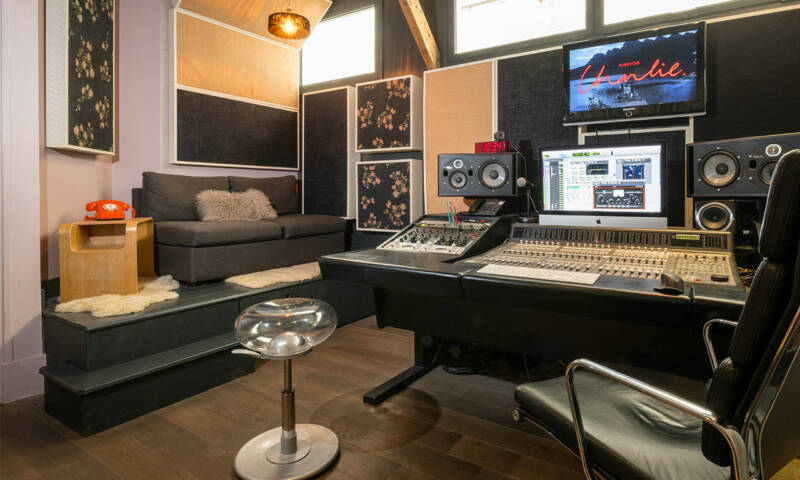 <p>Nos <em>very</em><br />
spéciaux studios</p>
